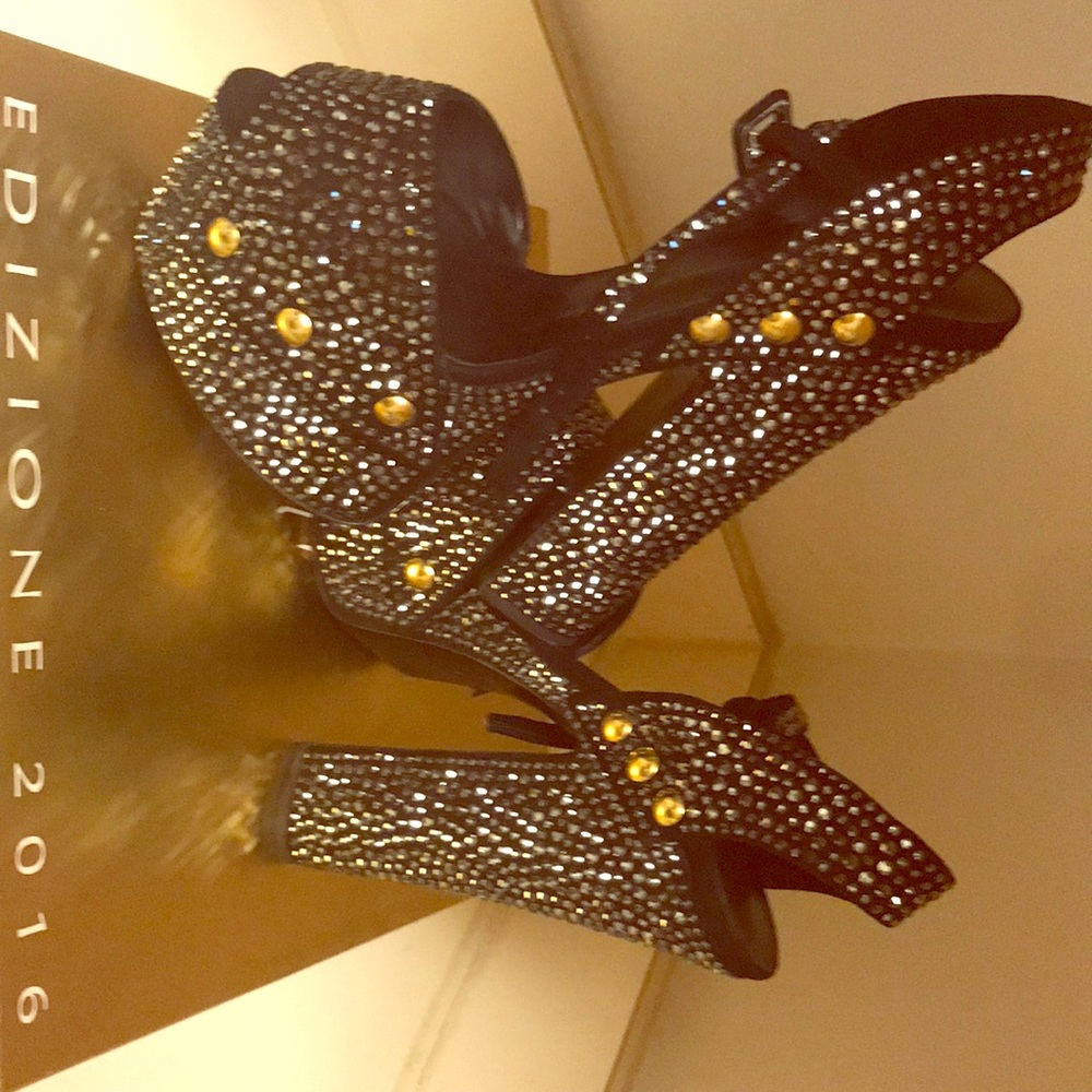 Designer: Giuseppe Zanotti